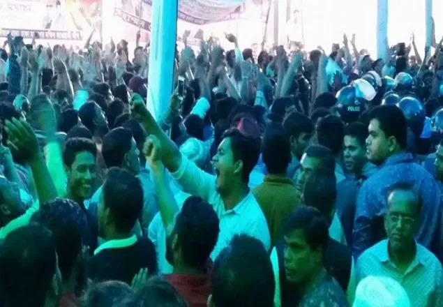 ফ্লাইওভার উদ্বোধন মঞ্চের সামনে চেয়ার ছোড়াছুড়ি