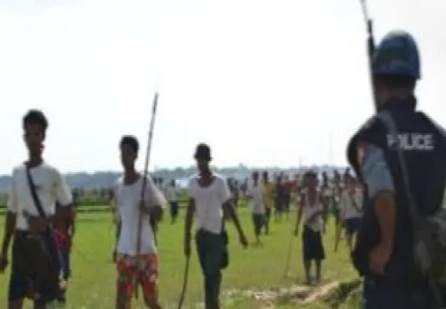  আরাকানে রোহিঙ্গাদের ত্রাণ বিতরণে বাধা দিচ্ছে উগ্রপন্থী রাখাইনরা