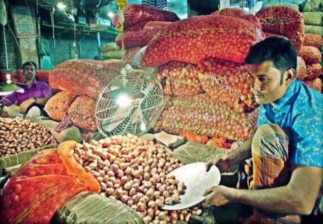চড়ামূল্যের বাজারে পেঁয়াজের দাম লাগামছাড়া