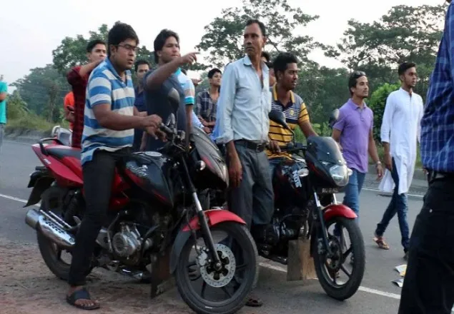 পথে পথে খালেদা জিয়ার গাড়িবহরে হামলা