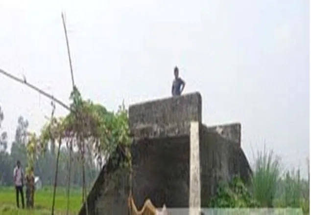 রাস্তা থেকে ৬ ফুট উপরে কালভার্ট, জমি দিয়ে পারাপার