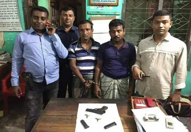 বেনাপোলে অস্ত্রসহ আটক ২