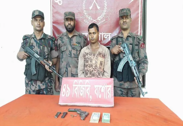 বেনাপোলে পিস্তলসহ আটক ১