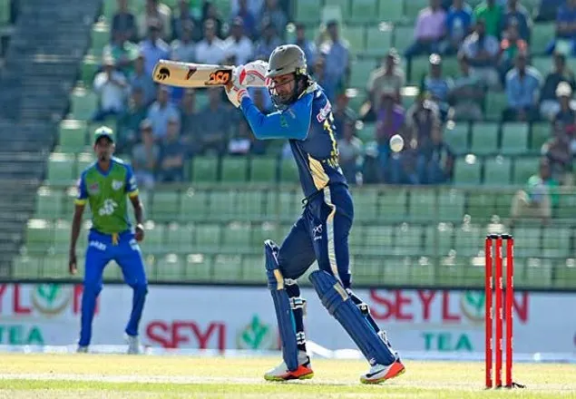 বিশাল স্কোর গড়ার পথে ঢাকা