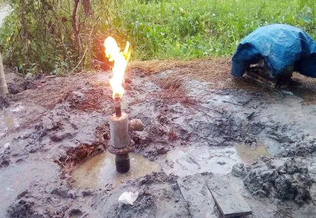 সুবর্ণচরে নলকূপে পানির বদলে গ্যাস,জ্বলছে আগুন 