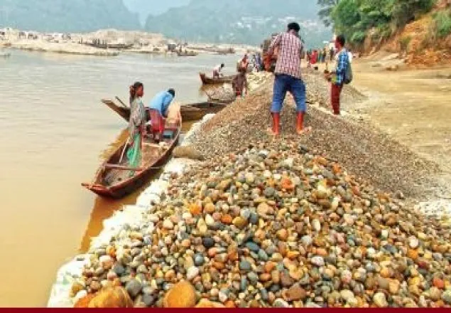 এবার পাথর তুলতে গিয়ে তরুণী নিহত, যুবলীগ নেতা আটক 