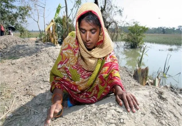 'যখন ওর লাশ পাইছি মেয়েরে গলায় জড়ায়ে ধরেই ছিল'