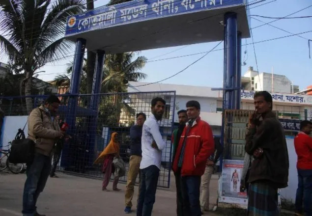 ১৬ পুলিশের বিরুদ্ধে মামলা করার ২৪ ঘণ্টার মধ্যে প্রত্যাহার