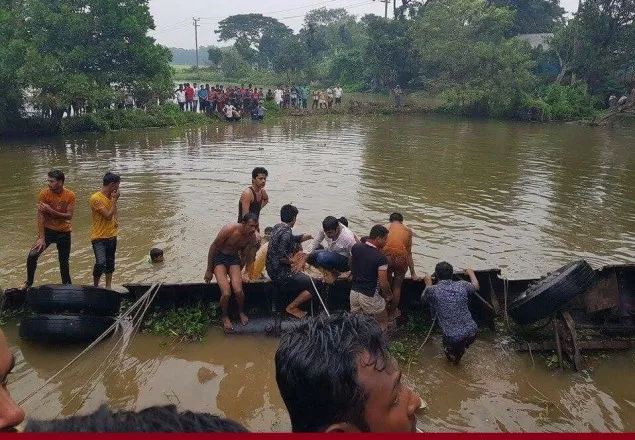 কুমিল্লায় যাত্রীবাহী বাস পুকুরে, বহু হতাহতের আশঙ্কা 