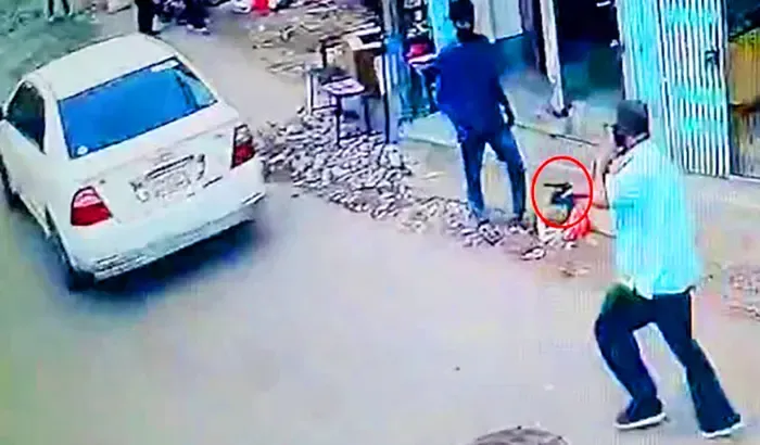 মতিঝিলে দিনে দুপুরে গাড়িতে উঠিয়ে অপহরণ, গুলি
