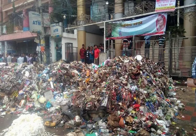 আওয়ামী লীগের অনুষ্ঠানের সামনে দুই ট্রাক ময়লা