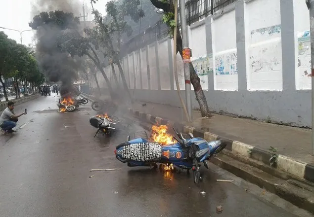 আওয়ামী লীগের সমাবেশে ধাওয়া-পাল্টা ধাওয়া, মোটরসাইকেলে আগুন
