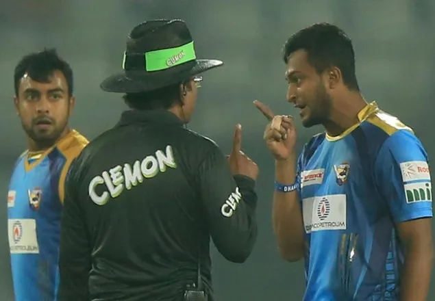 তামিমের পর আম্পায়ারের সঙ্গে সাকিবের অসদাচরণ