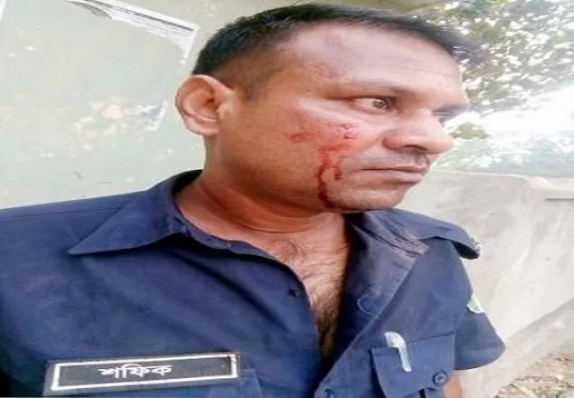 ছাত্রলীগ নেতার ঘুষিতে রক্তাক্ত পুলিশ সদস্য