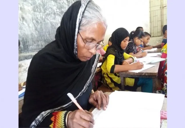 ত্রিশালের নানী সুন্দরী বেগম পিএসসি পরীক্ষায় অংশ নিলেন নাতির সঙ্গে