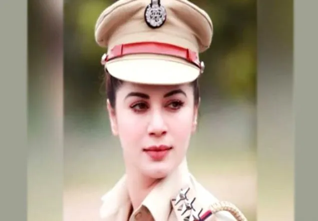 সুন্দরী অফিসারের হাতে গ্রেফতার হতে চান অপরাধীরা!