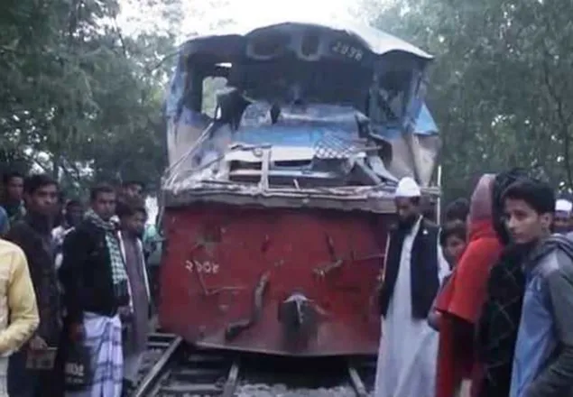 গাজীপুরে ট্রাক-ট্রেন সংঘর্ষ, নিহত ১