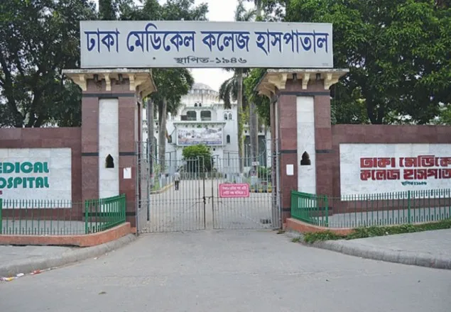 ঢামেকের সামনের ফুটপাতে লাশ