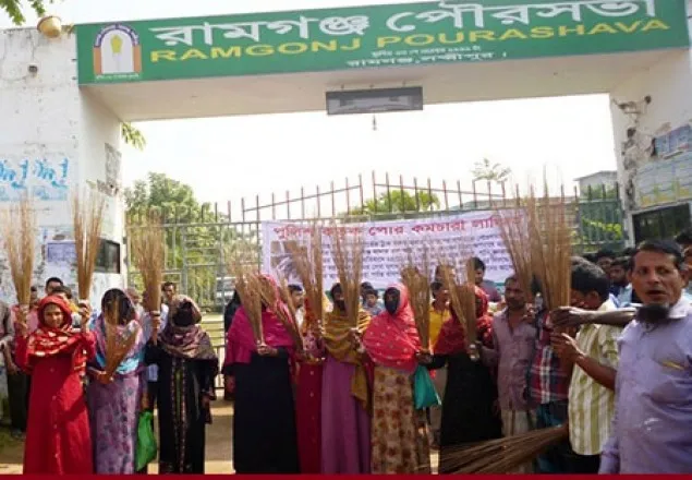 লক্ষ্মীপুরে পুলিশের বিরুদ্ধে ঝাড়ু মিছিল 