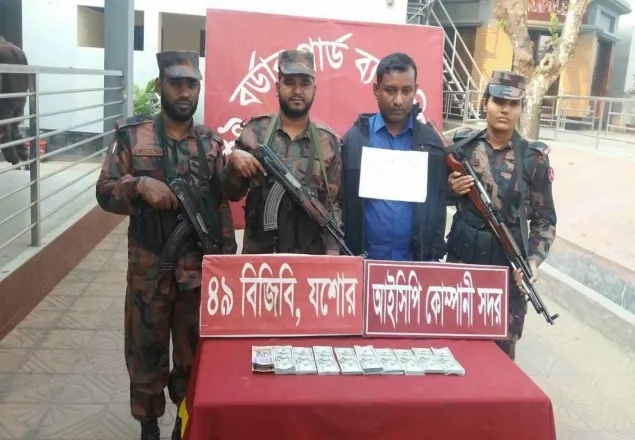 বেনাপোলে ৩২ হাজার মার্কিন ডলার সহ আটক ১