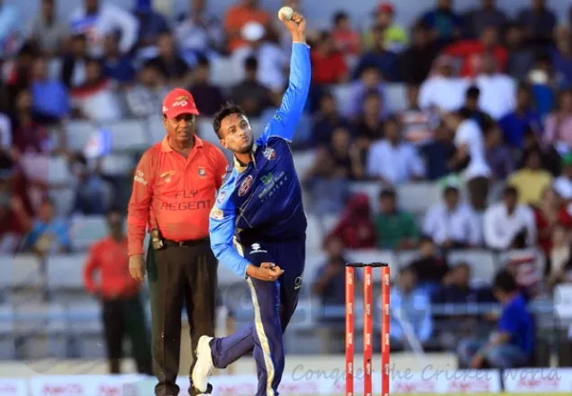 কুমিল্লার বিপক্ষে টস জিতে বোলিংয়ে ঢাকা