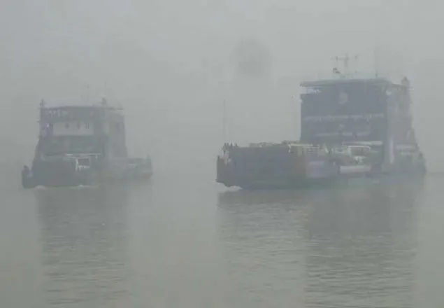 পদ্মাতে ঘনকুয়াশায় যাত্রীসহ আটকা ৭টি ফেরি