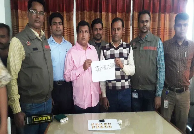 বেনাপোলে ২০ টি সোনার বার সহ ২ ভারতীয় নাগরিক আটক  
