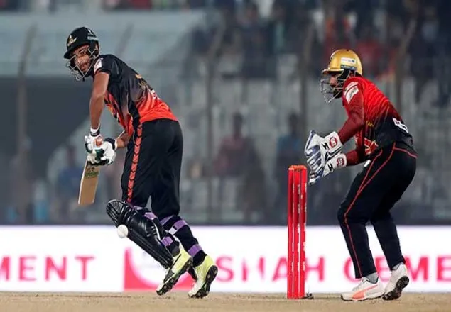 দুপুরে কুমিল্লার মুখোমুখি খুলনা