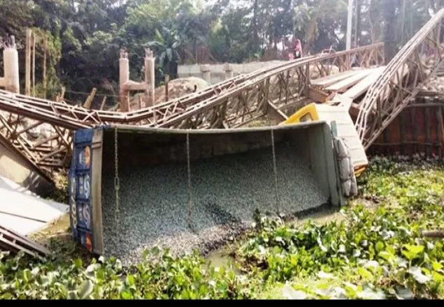 মুন্সীগঞ্জে ব্রিজ ভেঙে ট্রাক খালে