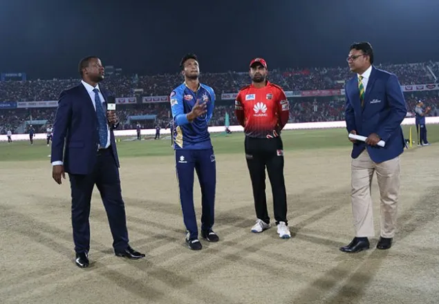 কুমিল্লার বিপক্ষে টসে জিতে ব্যাটিংয়ে ঢাকা