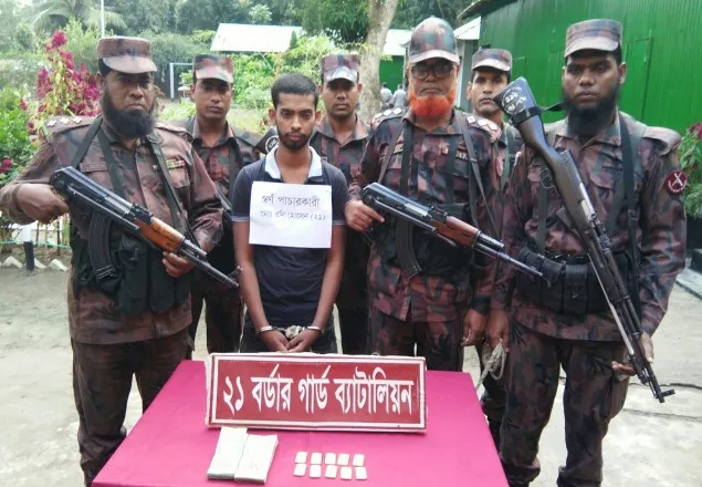  বেনাপোলে সোনার বার সহ চোরাচালালানকারী আটক 