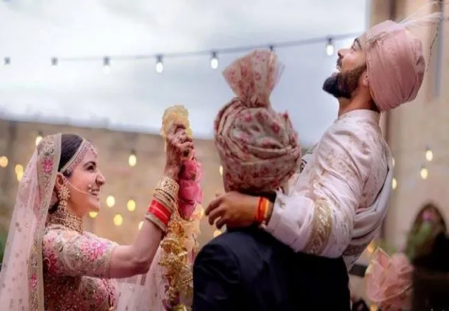  আনুশকার হাতে বাঁধা পড়লেন কোহলি