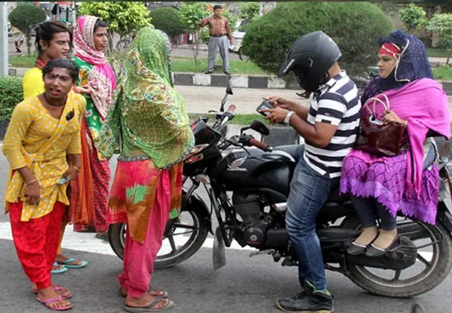 হিজড়া আতঙ্কে ধানমণ্ডি লেকের দর্শনার্থীরা