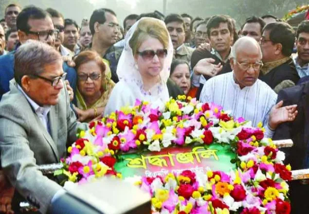 স্মৃ‌তিসৌ‌ধে খা‌লেদা জিয়ার শ্রদ্ধা