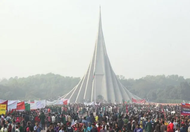 স্মৃতিসৌধে মানুষের ঢল