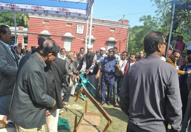  যশোরে সংবর্ধনা অনুষ্ঠানে মুক্তিযোদ্ধাদের হাতাহাতি