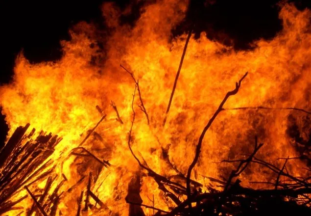কালিয়াকৈরে গ্যাসের আগুনে ৩৩ বসতঘর পুড়ে ছাই