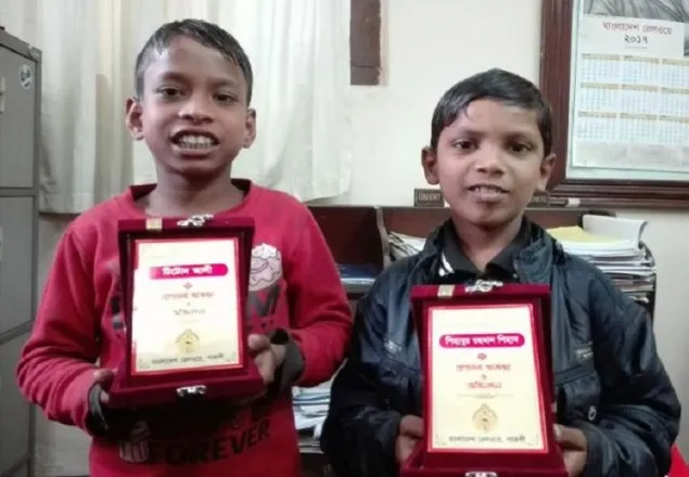  ট্রেন রক্ষাকারী সেই দুই শিশুকে সংবর্ধনা