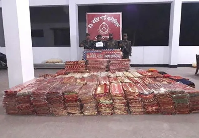 বেনাপোলে ১২'শ পিস ভারতীয় শাড়িসহ আটক ১