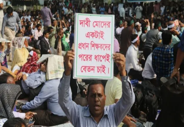 শিক্ষকদের অনশন ভাঙতে শহীদ মিনারে মন্ত্রী