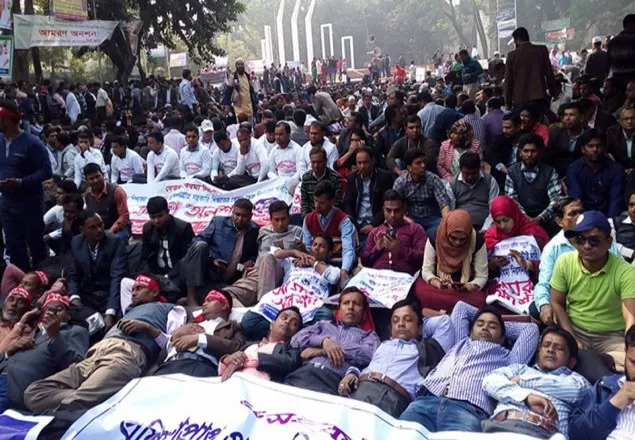 মন্ত্রীর আশ্বাস, অনশন ভাঙলেন শিক্ষকদের একাংশ