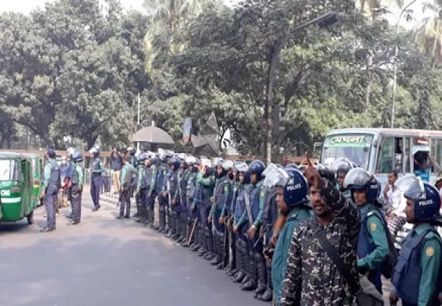 খালেদার গাড়িবহর থেকে আটক ২