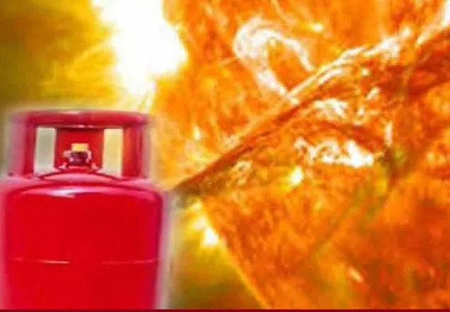 চট্টগ্রামে আগুন লেগে মা’সহ দুই ছেলে দগ্ধ   