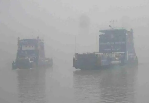 ঘন কুয়াশায় পদ্মায় আটকা পড়েছে ৪ ফেরি
