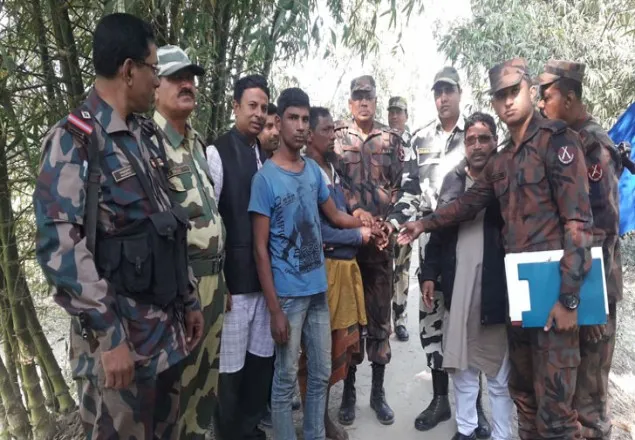 সীমান্তে আটক ২ ভারতীয় নাগরিককে হস্তান্তর