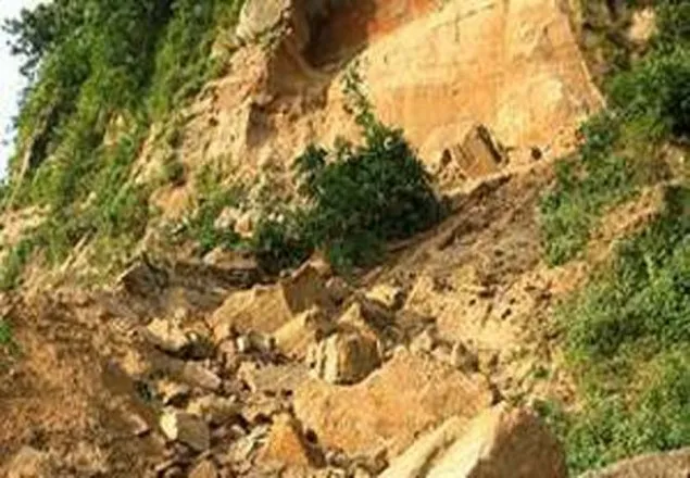 চট্টগ্রামে পাহাড়ধসে শিশু’সহ নিহত ৩ 