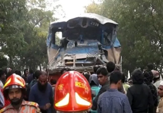 গাজীপুরে ট্রেন-কাভার্ডভ্যান সংঘর্ষে ২জন নিহত 