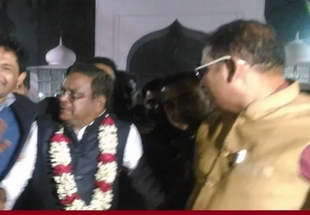 নতুন মন্ত্রীকে ফুল দিতে গিয়ে কিলঘুষি   