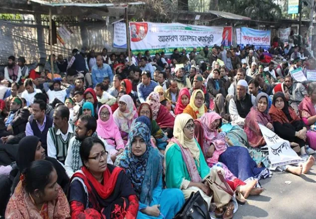 ঠাণ্ডায় অসুস্থ হয়ে পড়ছেন অনশনে থাকা শিক্ষকরা