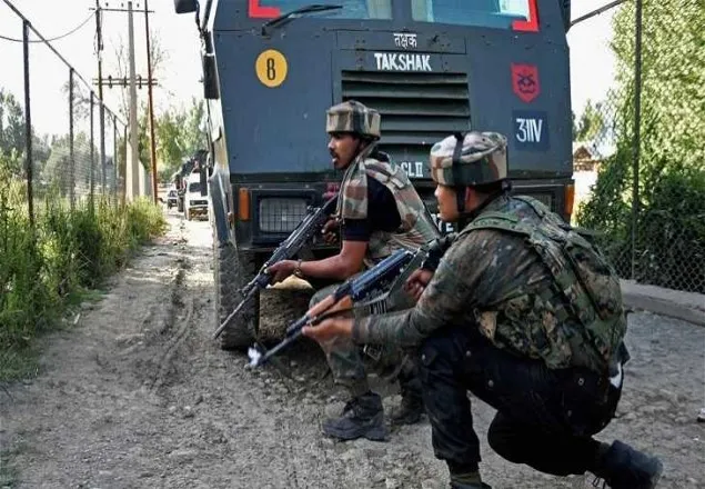 ভারত নিয়ন্ত্রিত কাশ্মীরে বোমা হামলায় নিহত ৪ পুলিশ 